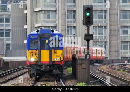 Testa sulla vista di un southwest trains Treno in avvicinamento Vauxhall di southwest trains Treno in avvicinamento Vauxhall station Foto Stock