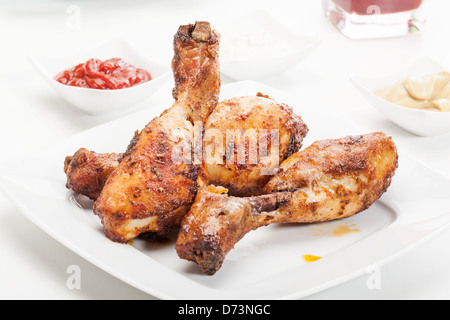 Pollo cosce di pollo disossate. Messa a fuoco selettiva Foto Stock