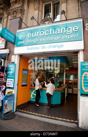 La gente in un Eurochange bureau de change travel soldi cash shop, Piccadilly Circus, central London REGNO UNITO Foto Stock