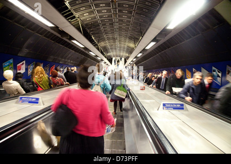 Pendolari pendolarismo per lavorare su scale mobili, la metropolitana di Londra la metropolitana, la stazione di London Bridge, Regno Unito Foto Stock