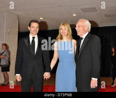 Washington DC, Stati Uniti d'America. Xxvii Aprile, 2013. L'attrice Claire Danes, BOB SCHIEFFER< HUGH DANCY durante il tappeto rosso arrivi alla Casa Bianca corrispondenti' Association cena presso l'Hotel Hilton. (Immagine di credito: credito: Tina Fultz/ZUMAPRESS.com/Alamy Live News) Foto Stock