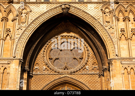 Cattedrale di Lincoln, bagnata in tarda serata aprile luce. Foto Stock