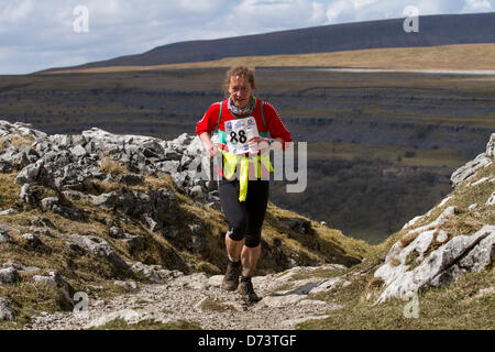 Yorkshire Tre Cime sfida Sabato 27 Aprile, 2013. La cinquantanovesima annuale di 3 picchi gara con 1000 cadde corridori a partire da i campi da gioco, Horton in Ribblesdale, Nr, Settle, UK. Pen-y-Ghent è il primo picco di essere salito poi Whernside ed infine il picco di Ingleborough. La gara temporizzato utilizzando la SPORTident elettronico sistema di punzonatura. Foto Stock