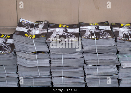 ES riviste (un supplemento con il libero London Evening Standard) impilati fino al di fuori di una stazione dei treni, pronti per la distribuzione. Foto Stock