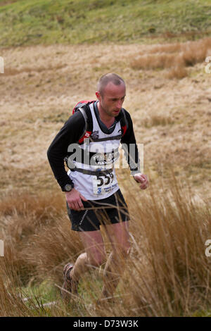 Yorkshire Tre Cime sfida Sabato 27 Aprile, 2013. La cinquantanovesima annuale di 3 picchi gara con 1000 cadde corridori a partire da i campi da gioco, Horton in Ribblesdale, Nr, Settle, UK. Pen-y-Ghent è il primo picco di essere salito poi Whernside ed infine il picco di Ingleborough. La gara temporizzato utilizzando la SPORTident elettronico sistema di punzonatura. Foto Stock