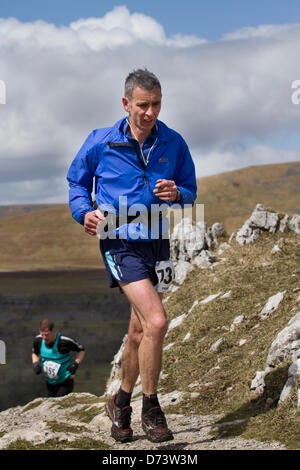 Yorkshire Tre Cime sfida Sabato 27 Aprile, 2013. La cinquantanovesima annuale di 3 picchi gara con 1000 cadde corridori a partire da i campi da gioco, Horton in Ribblesdale, Nr, Settle, UK. Pen-y-Ghent è il primo picco di essere salito poi Whernside ed infine il picco di Ingleborough. La gara temporizzato utilizzando la SPORTident elettronico sistema di punzonatura. Foto Stock