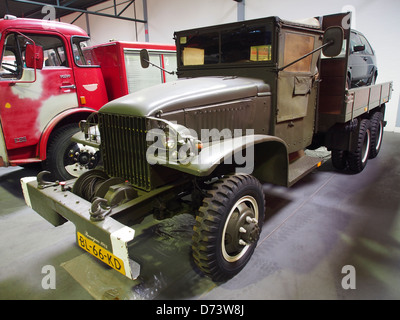 Il dumper GMC 1942 ex militare è stato progettato per il trasporto militare durante la seconda guerra mondiale. Noto per il suo design robusto e la capacità di trasportare carichi pesanti, questo dumper ha svolto un ruolo cruciale nelle operazioni logistiche e di fornitura nello sforzo bellico. Foto Stock