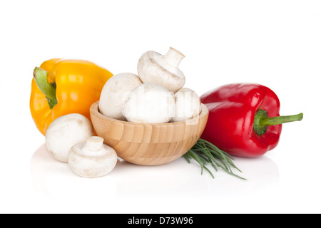 Ortaggi freschi e funghi. Isolato su sfondo bianco Foto Stock