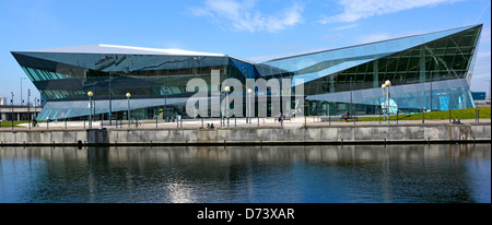 Edificio moderno in cristallo con esposizioni educative e mostre sullo sviluppo sostenibile della città di Siemens Royal Victoria Dock nella zona est di Londra Inghilterra Foto Stock