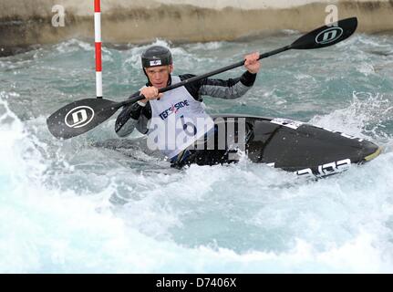 Hertfordshire, Regno Unito. Il 27 aprile 2013. Huw Swetnam. K1 uomini. GB di Canoa Slalom selezione della squadra. Lea Valley White Water Centro. Credito: Sport In immagini/Alamy Live News Foto Stock