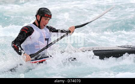 Hertfordshire, Regno Unito. Il 27 aprile 2013. Tom Brady. K1 uomini. GB di Canoa Slalom selezione della squadra. Lea Valley White Water Centro. Credito: Sport In immagini/Alamy Live News Foto Stock