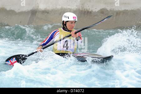 Hertfordshire, Regno Unito. Il 27 aprile 2013. Lizzie Neave. K1 delle donne. GB di Canoa Slalom selezione della squadra. Lea Valley White Water Centro. Credito: Sport In immagini/Alamy Live News Foto Stock