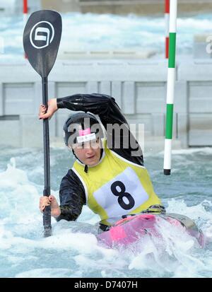 Hertfordshire, Regno Unito. Il 27 aprile 2013. Bethan Latham. K1 delle donne. GB di Canoa Slalom selezione della squadra. Lea Valley White Water Centro. Credito: Sport In immagini/Alamy Live News Foto Stock