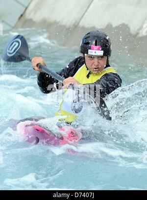 Hertfordshire, Regno Unito. Il 27 aprile 2013. Bethan Latham. K1 delle donne. GB di Canoa Slalom selezione della squadra. Lea Valley White Water Centro. Credito: Sport In immagini/Alamy Live News Foto Stock