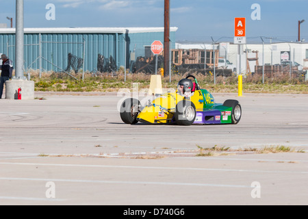 Un 1988 giallo Reynard Formula Ford ruota aperto di auto da corsa ruota open race car in una gara di autocross Foto Stock