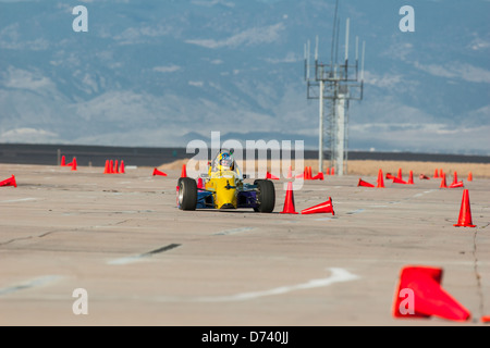 Un 1988 giallo Reynard Formula Ford ruota aperto di auto da corsa ruota open race car in una gara di autocross Foto Stock