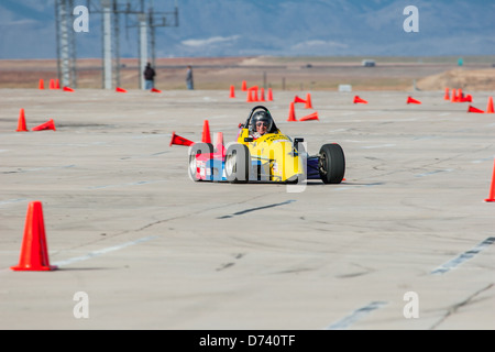 Un 1988 giallo Reynard Formula Ford ruota aperto di auto da corsa ruota open race car in una gara di autocross Foto Stock