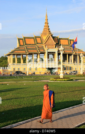 Monaco buddista a piedi nella parte anteriore del padiglione Moonlight, Palazzo Reale di Phnom Penh, Cambogia Foto Stock