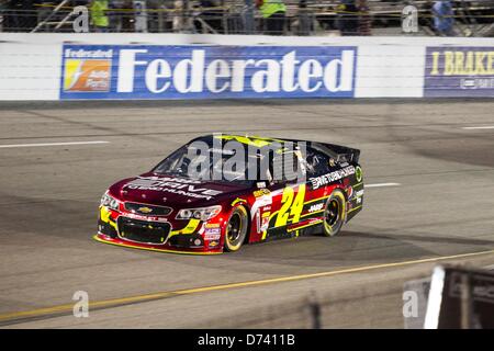 Aprile 27, 2013 - Richmond, VA, Stati Uniti - RICHMOND VA - Apr 27, 2013: la NASCAR Sprint Cup Series i team a prepararsi a scendere in pista per la TOYOTA PROPRIETARI 400 gara presso il Circuito Internazionale di Richmond a Richmond, VA. Credito: Cal Sport Media /Alamy Live News Foto Stock