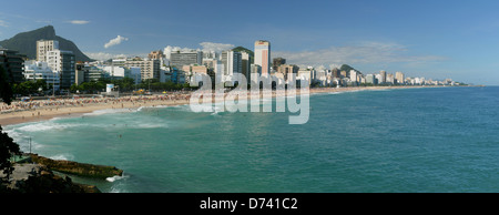 Le spiagge di Leblon, Ipanema e Arpoador visto da Leblon Lookout in un assolato pomeriggio d'autunno. Foto Stock