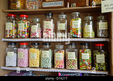 Un vecchio stile dolce vasi in Victorian Shop & Salone, Cornet Street, Saint Peter Port Guernsey, Channel Island Foto Stock