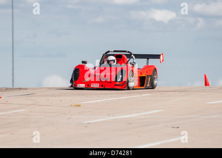 Un 2000 arancione Pro-Sport radicale B-modificato ruota open race car in una gara di autocross Foto Stock