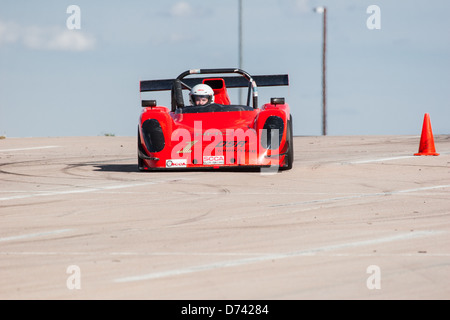 Un 2000 arancione Pro-Sport radicale B-modificato ruota open race car in una gara di autocross Foto Stock