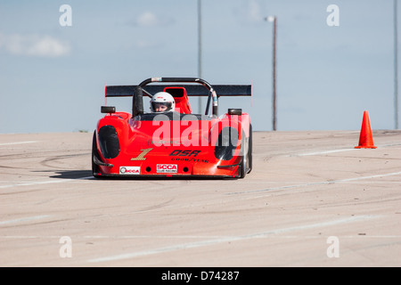 Un 2000 arancione Pro-Sport radicale B-modificato ruota open race car in una gara di autocross Foto Stock