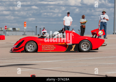 Un 2000 arancione Pro-Sport radicale B-modificato ruota open race car in una gara di autocross Foto Stock