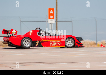 Un 2000 arancione Pro-Sport radicale B-modificato ruota open race car in una gara di autocross Foto Stock