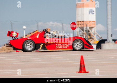 Un 2000 arancione Pro-Sport radicale B-modificato ruota open race car in una gara di autocross Foto Stock