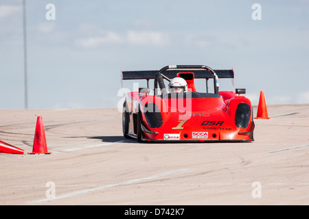 Un 2000 arancione Pro-Sport radicale B-modificato ruota open race car in una gara di autocross Foto Stock