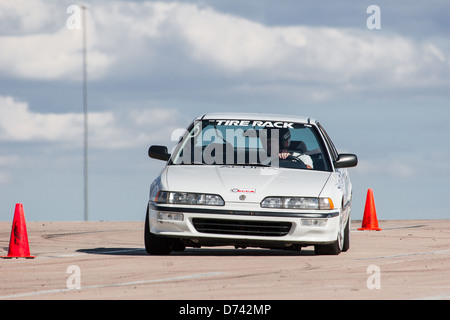 Un bianco auto sportive in una gara di autocross a livello regionale Sports Car Club of America (SCCA) evento Foto Stock