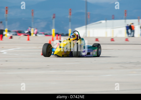 Un 1988 giallo Reynard Formula Ford ruota aperto di auto da corsa ruota open race car in una gara di autocross Foto Stock