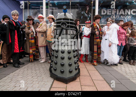 Stratford, Londra, UK, 28 aprile 2013. I partecipanti all'annuale SCI-FI-LONDON parade dress up come i loro programmi TV preferiti, gioco, fumetti o film relativi personaggi in corsa per il festival che prende il 30 aprile al 6 maggio 2013. Il festival include un nuovo genere di film, eventi, conferenze e workshop. Qui uomini vestiti come diverse incarnazioni del dottore che stanno dietro il loro nemico, un Dalek. Credito: Stephen Chung/Alamy Live News Foto Stock