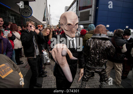 Stratford, Londra, UK, 28 aprile 2013. I partecipanti all'annuale SCI-FI-LONDON parade dress up come i loro programmi TV preferiti, gioco, fumetti o film relativi personaggi in corsa per il festival che prende il 30 aprile al 6 maggio 2013. Il festival include un nuovo genere di film, eventi, conferenze e workshop. Qui, un carattere da un medico che si avvicina. Credito: Stephen Chung/Alamy Live News Foto Stock