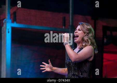 Il Covent Garden di Londra, Regno Unito, 28 aprile 2013. Una tappa in piazza ospita spettacoli dal vivo dal famoso West End Musicals competere nel Olivier Awards 2013 per la BBC Radio 2 Premio del pubblico. Louise Dearman (794 Carezze affettuose), dal musical Wicked, esegue. Credito: Stephen Chung/Alamy Live News Foto Stock