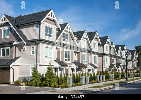 Fila di nuove case a schiera a Richmond, British Columbia. Foto Stock