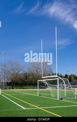 Calcio e calcetto gates su campo in erba sintetica. Foto Stock