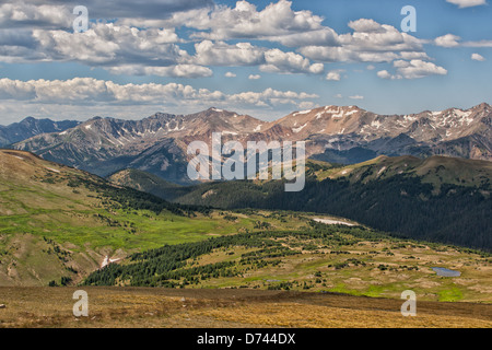Paesaggio fotografia di un sentiero che conduce a una valle di montagna, con le Montagne Rocciose come sfondo. Foto Stock