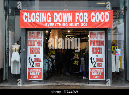 La chiusura verso il basso per una buona vendita, negozio di abbigliamento, Leicester, England, Regno Unito Foto Stock