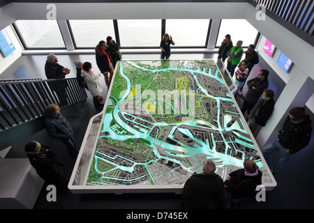 Amburgo, Germania, il Dock IBA i visitatori a guardare la città modello Foto Stock