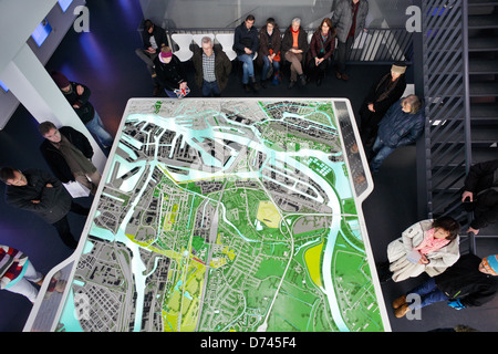 Amburgo, Germania, il Dock IBA i visitatori a guardare la città modello Foto Stock