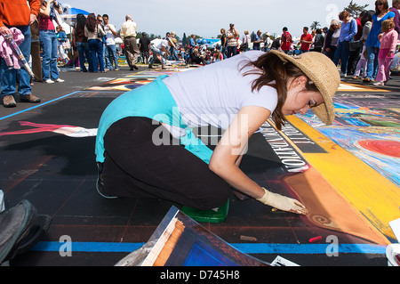 Artista dipingere all Imadonnari Street Painting Festival del 2013. Santa Barbara, CA vecchia missione Foto Stock