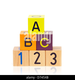 Blocchi di legno con lettere e numeri isolati su sfondo bianco Foto Stock