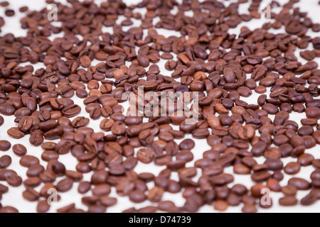 Eventuali fuoriuscite di chicchi di caffè sul tovagliolo bianco Foto Stock