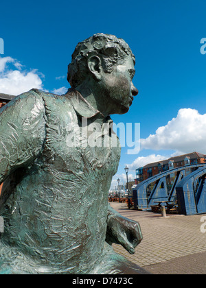 Dylan Thomas scultura vista di profilo su Swansea marina lungomare sud Wales UK KATHY DEWITT Foto Stock