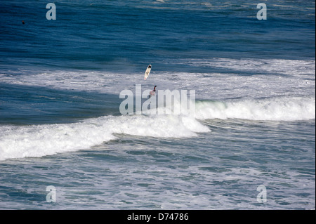 Surfer a cavallo di un onda e spazzare via Foto Stock