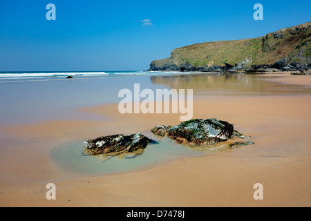 Rocce esposte a bassa marea sulla spiaggia sabbiosa Foto Stock