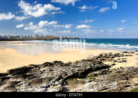 Rocce e piscine a bassa marea su Fistral Beach Foto Stock